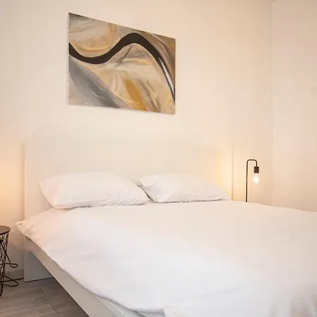 Cozy One Bedroom Апартаменти *